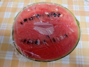 半分に切ったスイカ