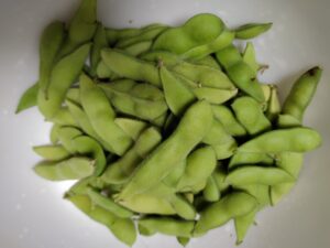 収穫した枝豆